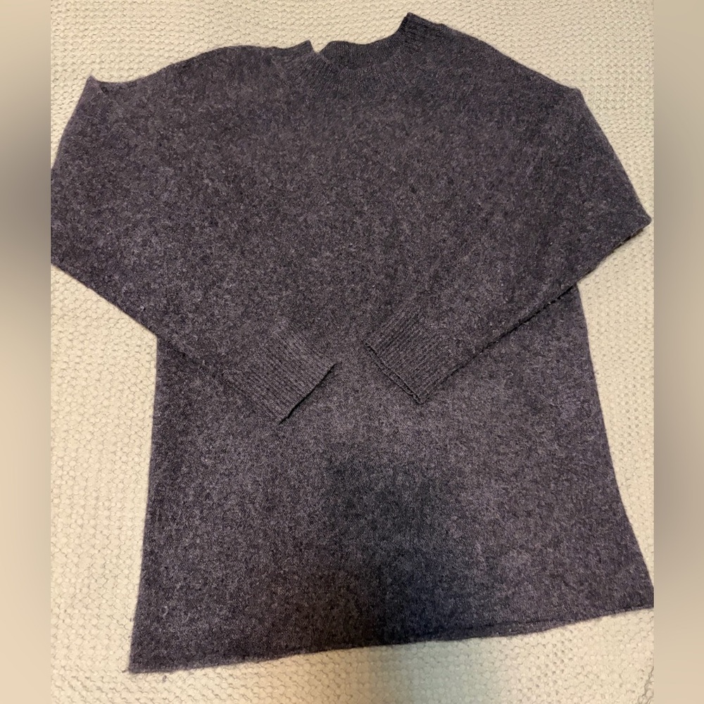 Bloomingdale's Women’s Cashmere Charcoal Gray Crewneck Sweater